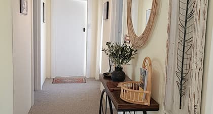 Beautiful 3 bedroom home. Central Murray Bridge. Oval view. Walk to Murray River