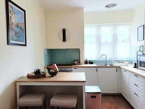 Jääkaappi, mikroaaltouuni, uuni, liesi