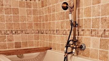 Sèche-cheveux, serviettes fournies, savon, papier toilette