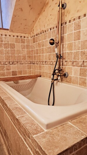 Haartrockner, Handtücher, Seife, Toilettenpapier