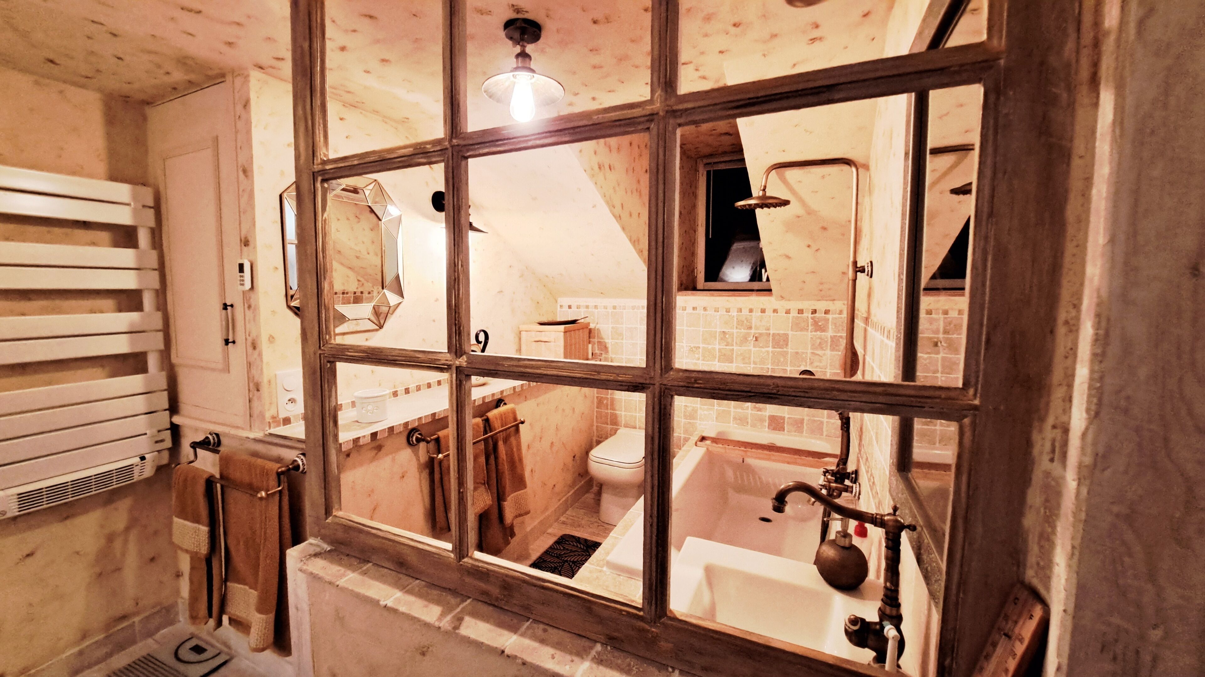 Een haardroger, handdoeken, zeep, toiletpapier