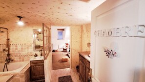 ヘアドライヤー、タオル、石鹸、トイレットペーパー