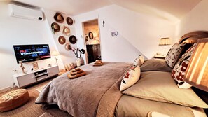 1 bedroom, iron/ironing board, WiFi, bed sheets - COSY CHAMBER - Air-conditioned SUITE (Sancoins)