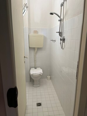 Gazdaságos egyágyas szoba, erkély | Fürdőszoba | Zuhanyzó, ingyenes piperecikkek, hajszárító és törölközők