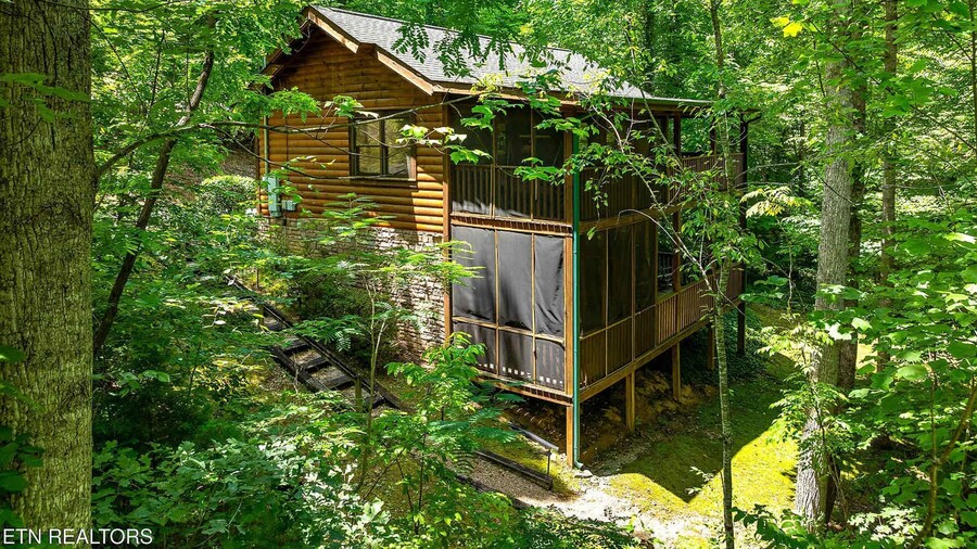 Along the Trail Cabin With Hot Tub Pool Pond Game Room