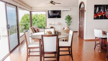 Superior Studio Suite, Ocean View | Free WiFi