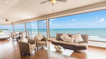Suite estudio superior, vistas al mar | Zona de estar