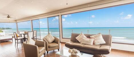 Suíte estúdio superior, vista para o oceano | Área de estar