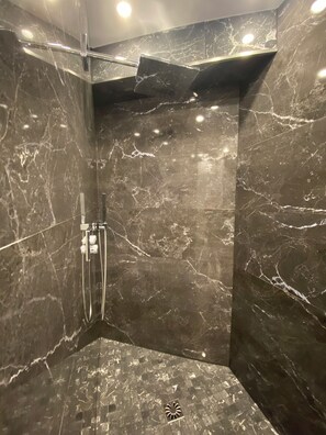 Shower, towels, toilet paper - Sublime sea view apartment (Menton)
