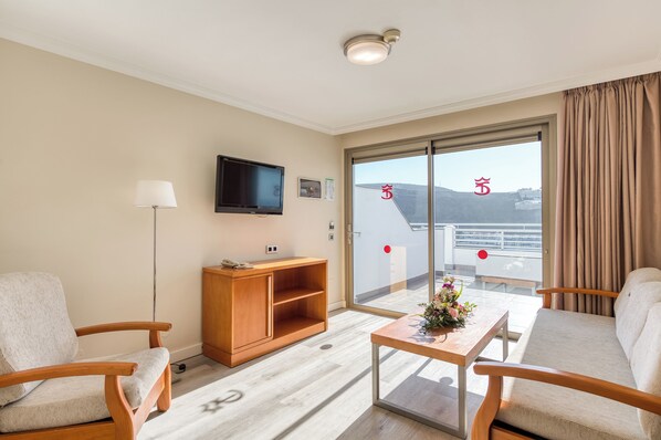 Habitación clásica, balcón | Caja de seguridad en la habitación 