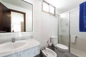 Habitación clásica, balcón | Baño | Toallas y papel de baño 