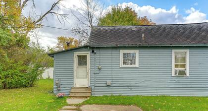 3 Mi to Dtwn Saginaw: Cozy Family Home w/ Yard!