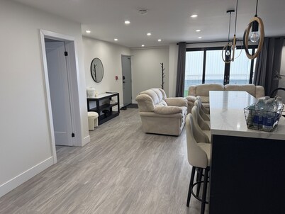 Luxury Modern living minutes walk to Niagara Falls