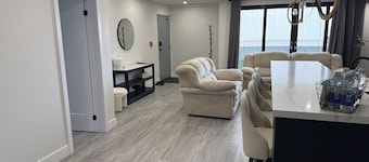 Luxury Modern living minutes walk to Niagara Falls