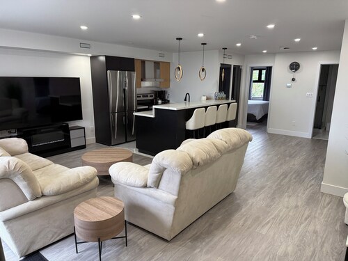 Luxury Modern living minutes walk to Niagara Falls