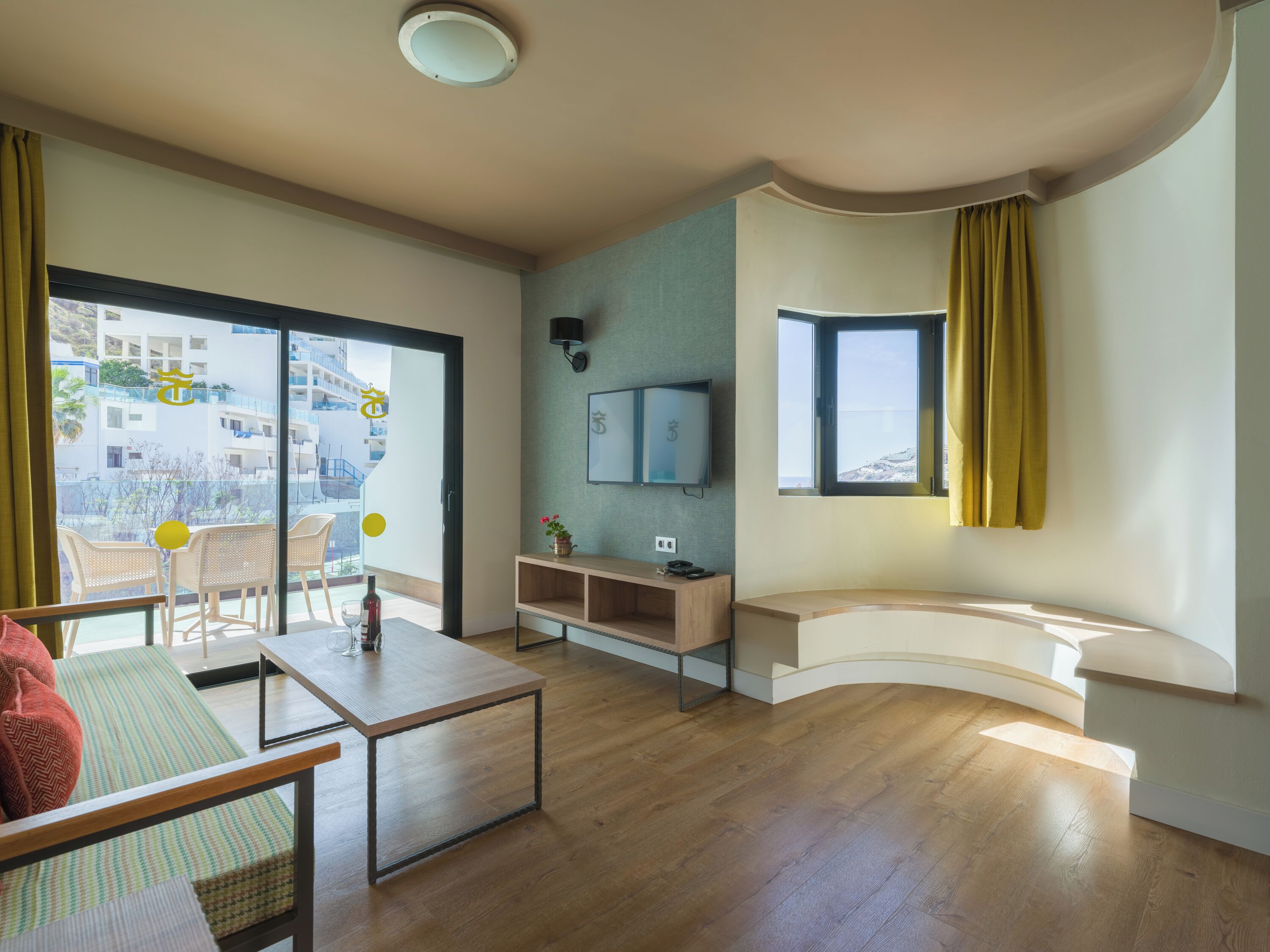 In-room safe, bed sheets