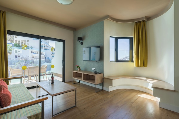 Caja de seguridad en la habitación y ropa de cama