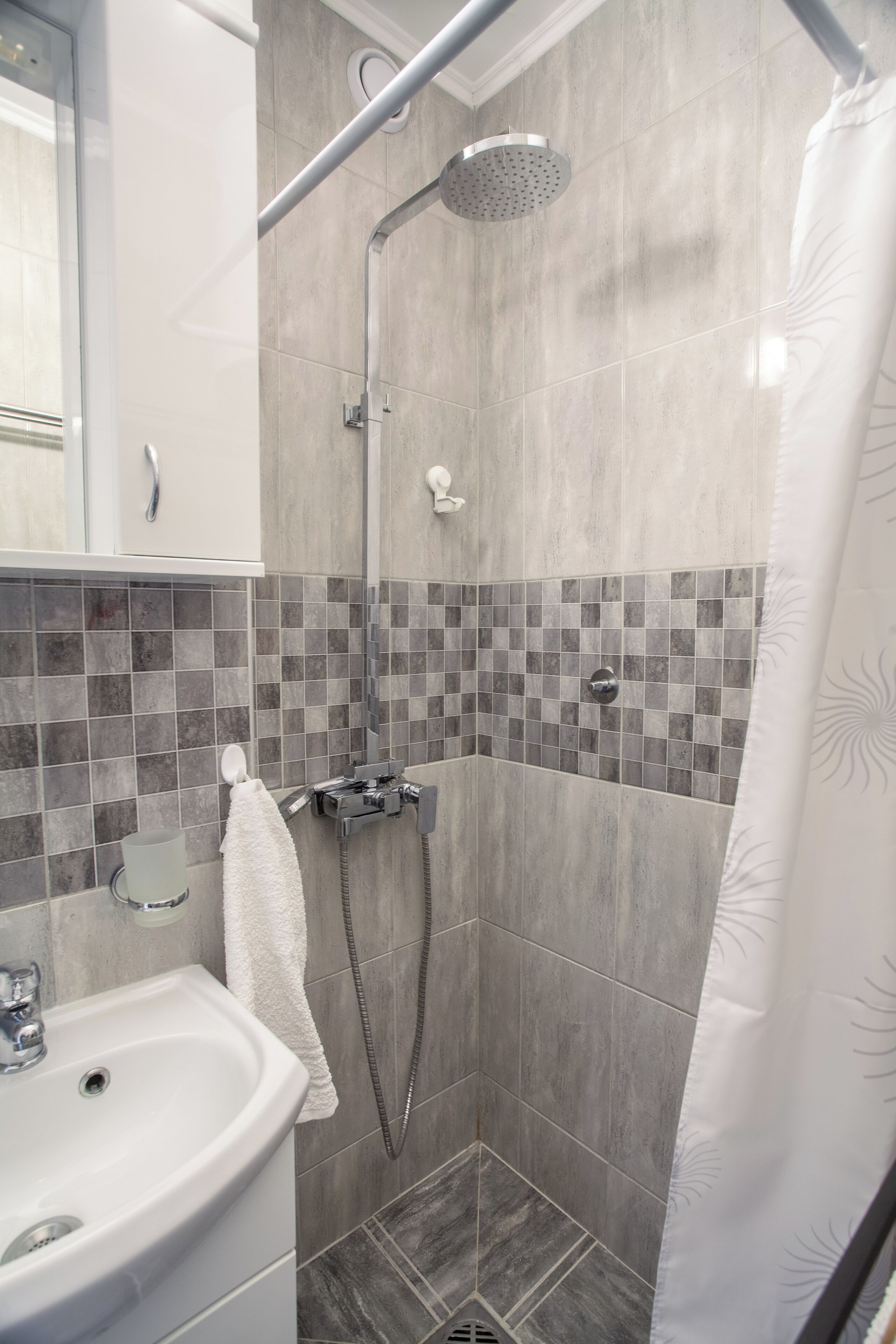 Douche, sèche-cheveux, serviettes fournies, savon