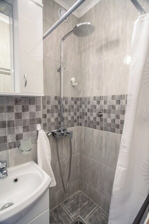 تجهيزات دش، مجففات شعر، مناشف، صابون