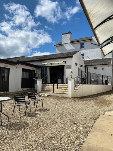 Motel like en suite room, own front door. Secure parking. 1 mile to crewkerne