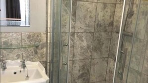 A bathroom with a glass-enclosed shower, a pedestal sink, and a toilet. - Motel like en suite room, own front door. Secure parking. 1 mile to crewkerne (Crewkerne)