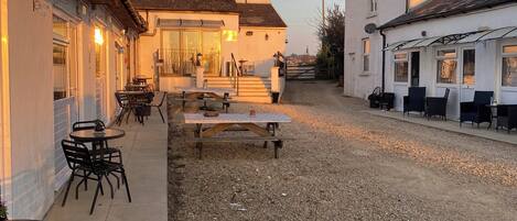 تناول الطعام بالخارج