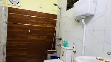 Familien-Vierbettzimmer, Stadtblick | Badezimmer | Shampoo, Toilettenpapier