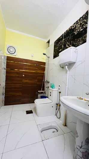 Classic Quadruple Room, City View | Bathroom | Shampoo, toilet paper