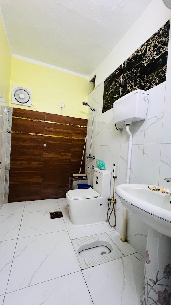 Family Quadruple Room, City View | Bathroom