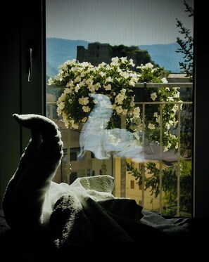 Habitación cuádruple familiar, balcón, vista a la montaña | Escritorio, tabla de planchar con plancha y wifi gratis 