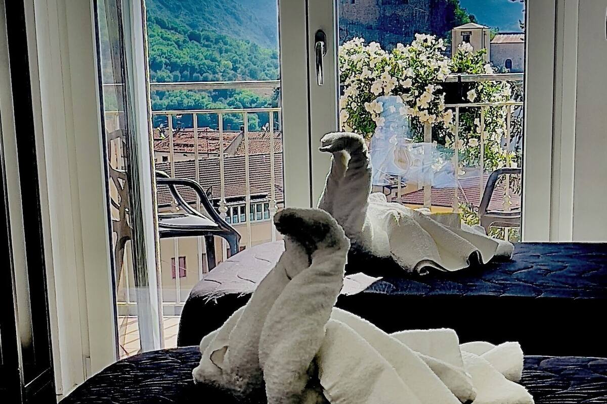 Deluxe-Dreibettzimmer, Balkon, Bergblick | Schreibtisch, Bügeleisen/Bügelbrett, kostenloses WLAN