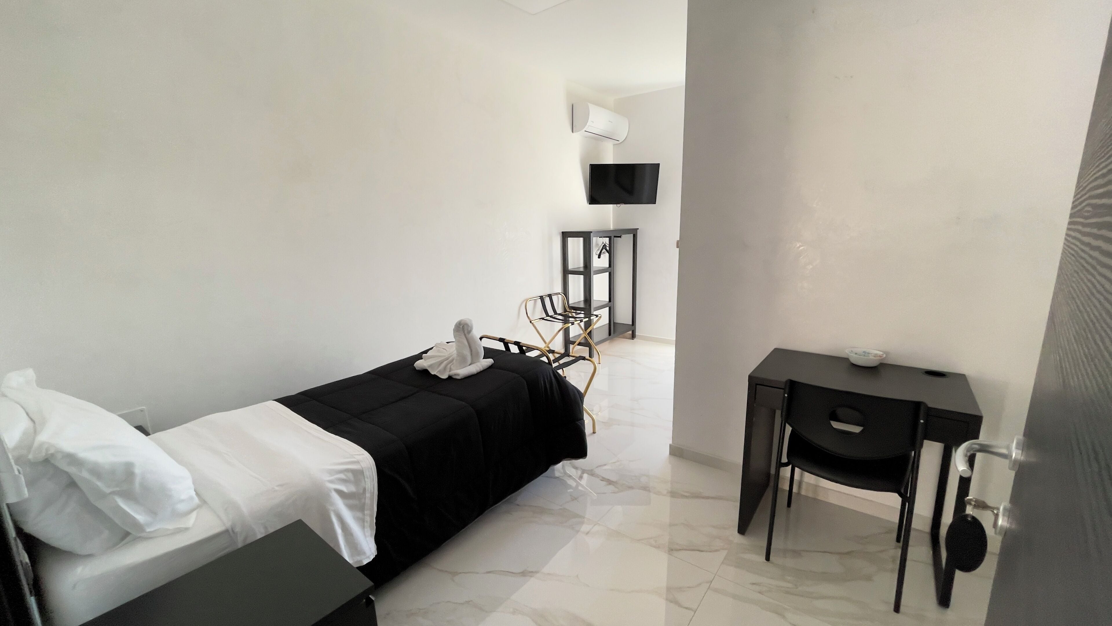 Luxury Single Room, Balcony, Mountain View | Desk, iron/ironing board, free WiFi