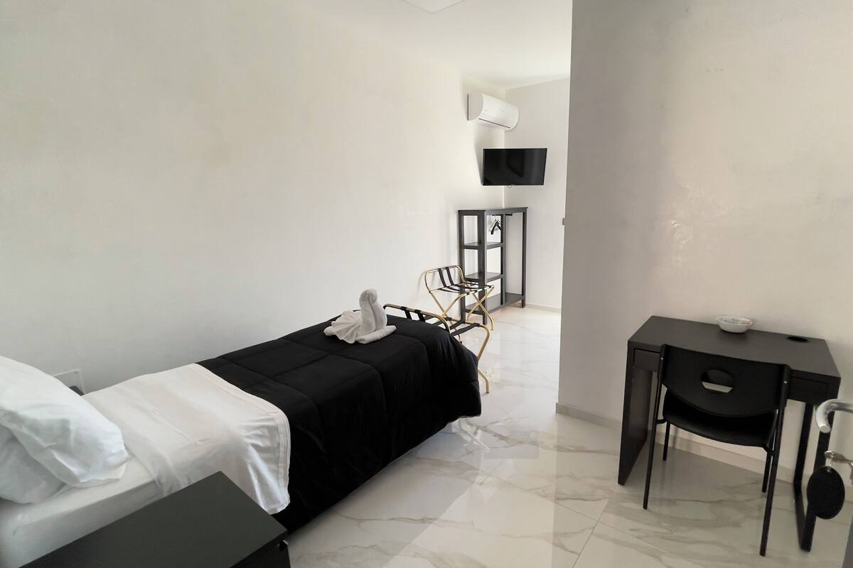 Luxury Single Room, Balcony, Mountain View | Desk, iron/ironing board (on request), WiFi (free)