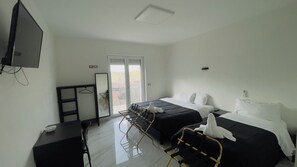 ห้องดีลักซ์ทริปเปิล, ระเบียง, วิวภูเขา | โต๊ะทำง�าน, เตารีด/โต๊ะรีดผ้า, Wi-Fi ฟรี