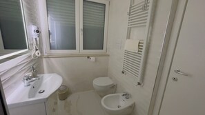 Family Quadruple Room, Balcony, Mountain View | Bathroom
