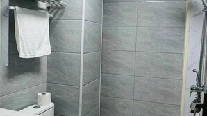 Ein modernes Badezimmer mit Toilette, Waschbecken und Dusche.