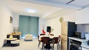 Eine moderne Wohnung mit Essbereich, Küche und Wohnraum.