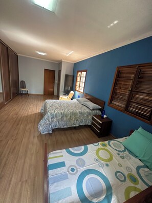 4 habitaciones, tabla de planchar con plancha y wifi gratis 