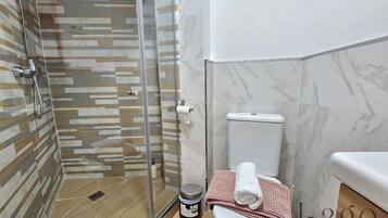 Een douche, een haardroger, handdoeken, zeep