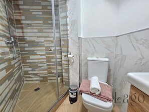 Een douche, een haardroger, handdoeken, zeep