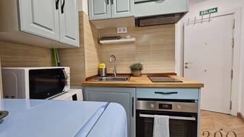 Een koelkast, een magnetron, een oven, een kookplaat