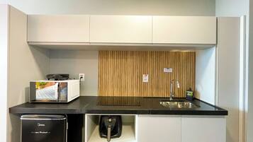 Deluxe Double Room, Partial Sea View | Private kitchen | Cookware/dishes/utensils