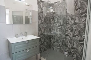 Douche, sèche-cheveux, savon