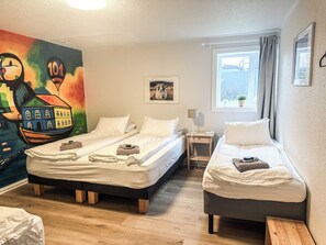 Habitación cuádruple familiar | Ropa de cama de alta calidad, insonorización y cuna de viaje 