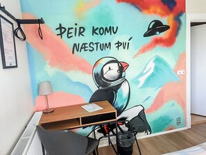 Habitación triple clásica, vista a la ciudad | Ropa de cama de alta calidad, decoración personalizada y escritorio