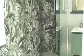 Een douche, een haardroger, zeep