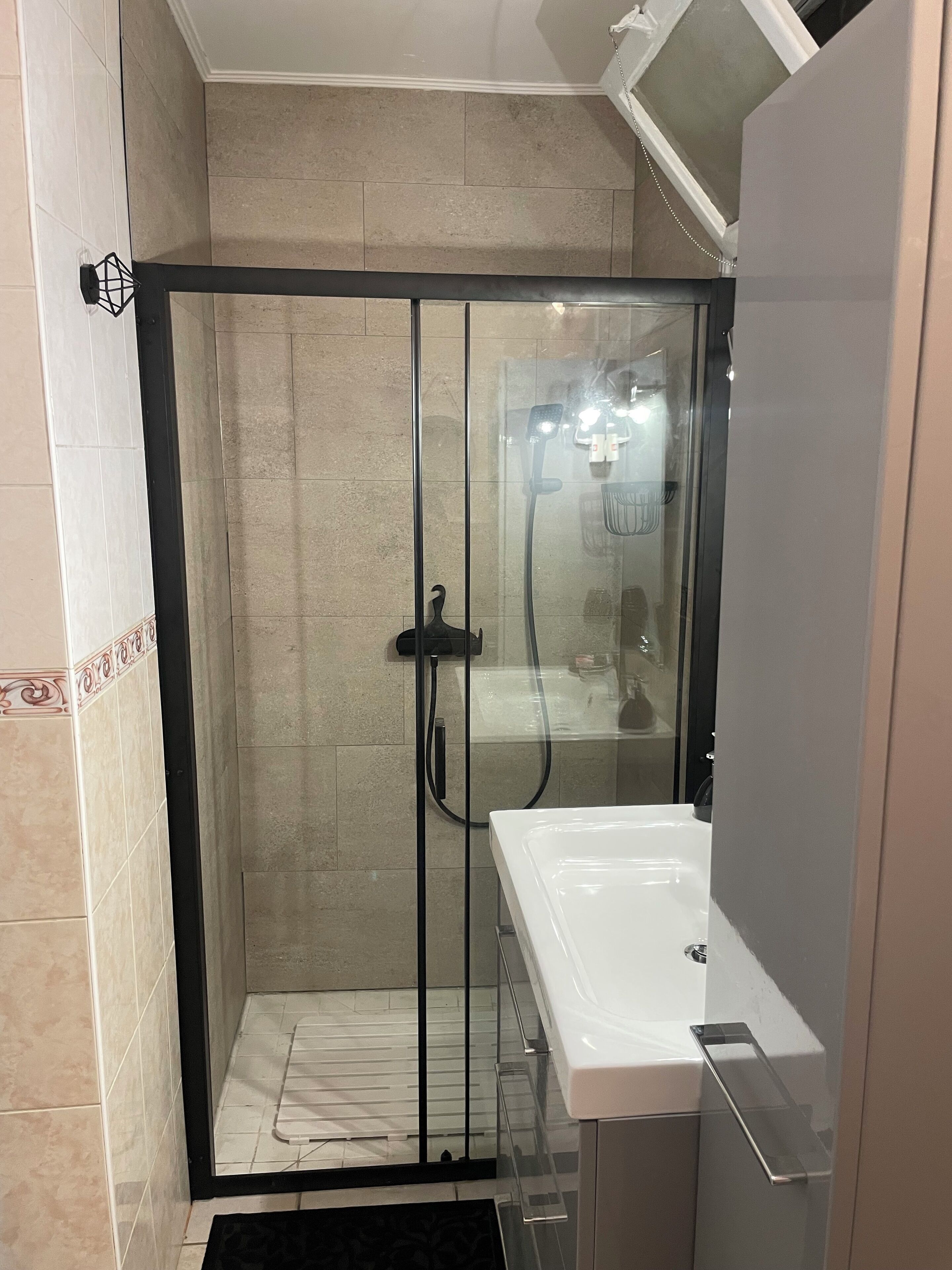 Dusj, hårføner, håndklær og såpe