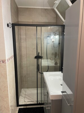 Dusche, Haartrockner, Handtücher, Seife