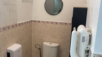 Een douche, een haardroger, handdoeken, zeep