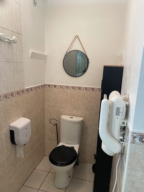 Douche, sèche-cheveux, serviettes fournies, savon